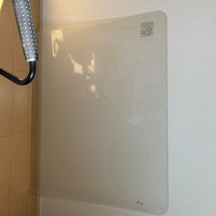 IKEAの椅子と防傷マットの画像