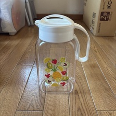 [ベルメゾン] ディズニー 冷水筒 耐熱 横置き 縦置き 兼用 1.8L ピッチャー・冷水筒 ミッキーモチーフ（フルーツ）の画像