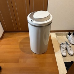 自動開閉ゴミ箱ZitAの画像