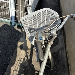 自転車　ママチャリ　グレー　電動の画像