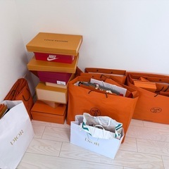 ブランドの紙袋と箱の画像