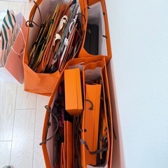 ブランドの紙袋と箱の画像