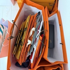 ブランドの紙袋と箱の画像