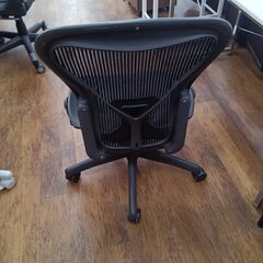 ★リユースのサカイ水戸店★ ハーマンミラー アーロン　チェアー ブラック H×D×W クリーニング済み MT6348の画像