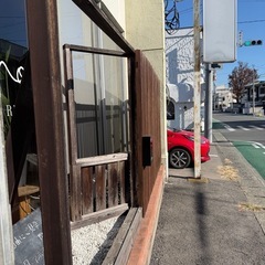 店舗外の木の柵（商談中）の画像