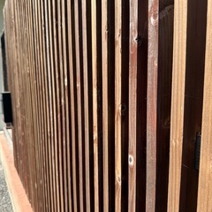 店舗外の木の柵（商談中）の画像