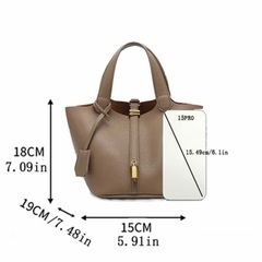 新品未使用品✨ホワイト×ゴールド金具 トートバッグ（ポーチ付き）上品デザイン　定価4290の画像