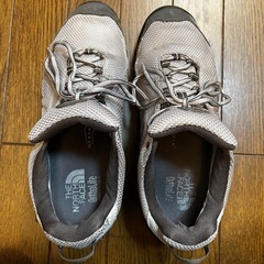 THE NORTH FACE トレッキングシューズ グレーの画像