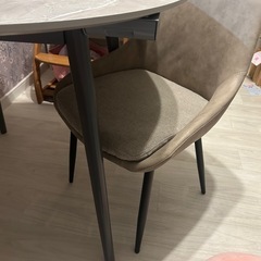 ダイニングテーブルと椅子2脚セットです。丸型テーブルの画像