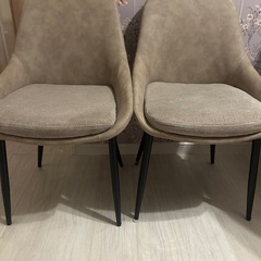 ダイニングテーブルと椅子2脚セットです。丸型テーブルの画像