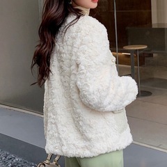 白 アウターの画像