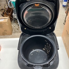 O 2511-517 象印　圧力IH炊飯ジャー　年式不明　1升炊き　通電確認済み　キズ汚れ有りの画像