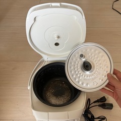 【11/30まで！清掃済】3合炊き炊飯器③の画像