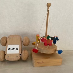 11月末で処分【前橋市直接受け渡し】木のおもちゃ　オルゴールの車　イッツアスモールワールド収録　木のカルーセル　電池不要の画像