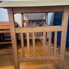 テーブル＆2脚の椅子セットの画像