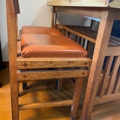 テーブル＆2脚の椅子セットの画像