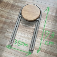 折りたたみ椅子の画像