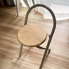 折りたたみ椅子の画像