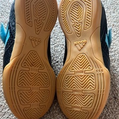 アディダス　キッズ　フットサルシューズ　室内用の画像