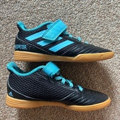 アディダス　キッズ　フットサルシューズ　室内用の画像