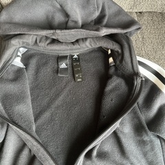 adidasパーカーの画像
