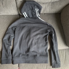 adidasパーカーの画像