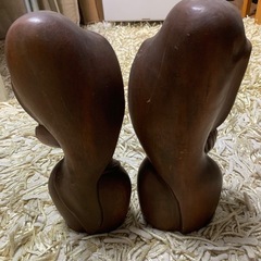 木の置物2体の画像