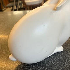 A2511-326 白いウサギ インテリア 置物 オブジェ 陶器製 幸福の象徴 干支 キズ汚れ有りの画像