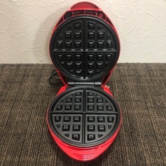 赤いワッフルメーカー 丸型の画像