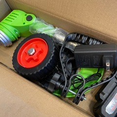 【新品】草刈り機 充電式 草刈り機 芝刈り機 電動草刈り機  大掃除 庭仕事 雑草 植木の画像