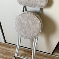 折りたたみ椅子の画像