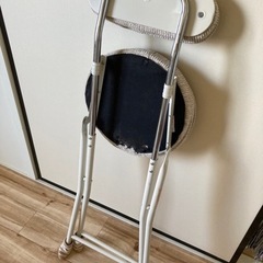 折りたたみ椅子の画像