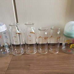 哺乳瓶とミルク用ケースの画像