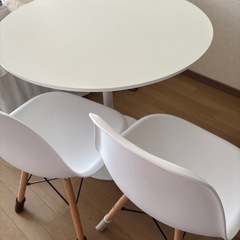 ラウンド型テーブル(白/直径80cm)と椅子2脚セットの画像