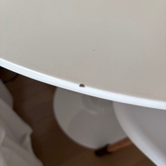 ラウンド型テーブル(白/直径80cm)と椅子2脚セットの画像