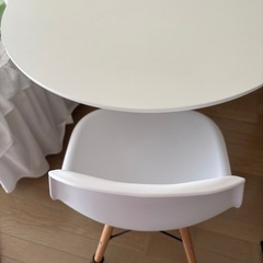ラウンド型テーブル(白/直径80cm)と椅子2脚セットの画像