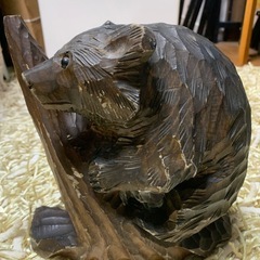 木登り熊の置物の画像