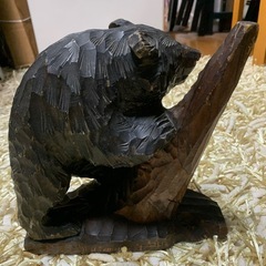 木登り熊の置物の画像