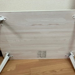 折りたたみテーブルの画像