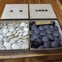 足つき碁盤と本蛤の碁石セットの画像