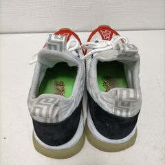 【糸島市内 送料無料】ヴェルサーチ　チェーンリアクション スニーカー  白×灰色 　VERSACE  Chain Reaction ロゴ入り メンズ スニーカー ホワイト レッド 人気モデル ストリート系 カジュアル　251121-7Yの画像