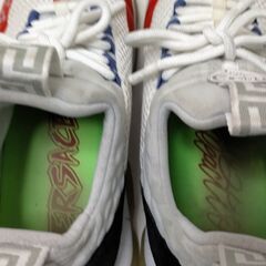 【糸島市内 送料無料】ヴェルサーチ　チェーンリアクション スニーカー  白×灰色 　VERSACE  Chain Reaction ロゴ入り メンズ スニーカー ホワイト レッド 人気モデル ストリート系 カジュアル　251121-7Yの画像