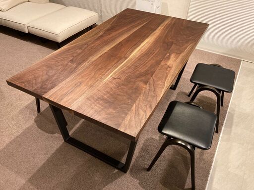ウォールナット無垢材のテーブル