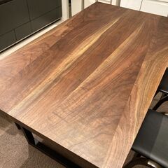 ウォールナット無垢材のテーブルの画像