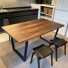 ウォールナット無垢材のテーブルの画像