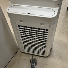 O2511-528 シャープ 加湿空気清浄機 KC-J50-W プラズマクラスター 2019年製 通電確認済み 加湿機能は未確認 中古の画像