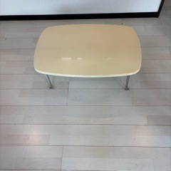 ホワイト・レッド ローテーブルの画像