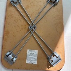 ホワイト・レッド ローテーブルの画像