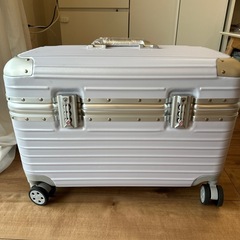 キャリーケース白(未使用)の画像