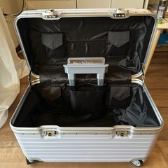 キャリーケース白(未使用)の画像